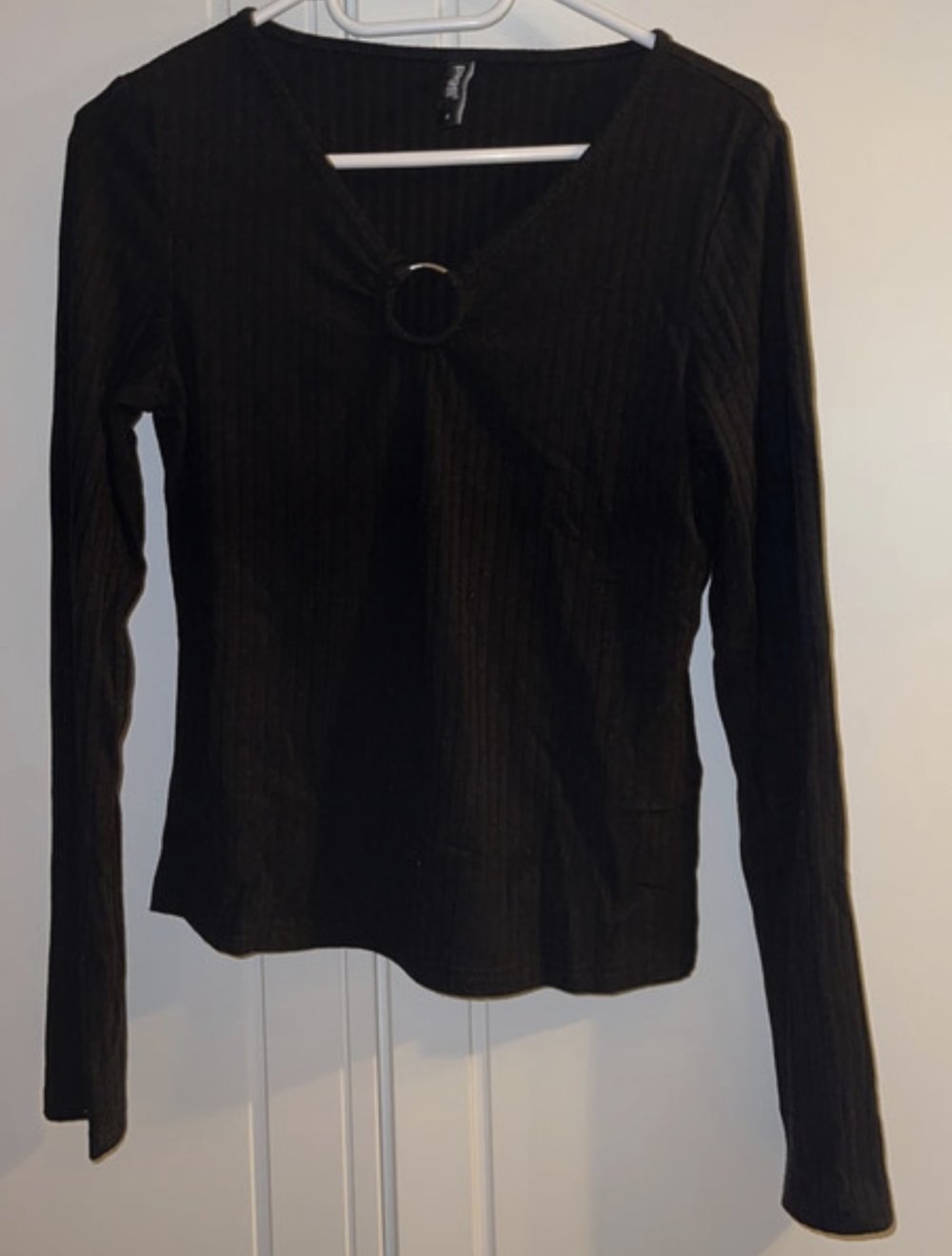 5 schwarze Tops je 4 Euro