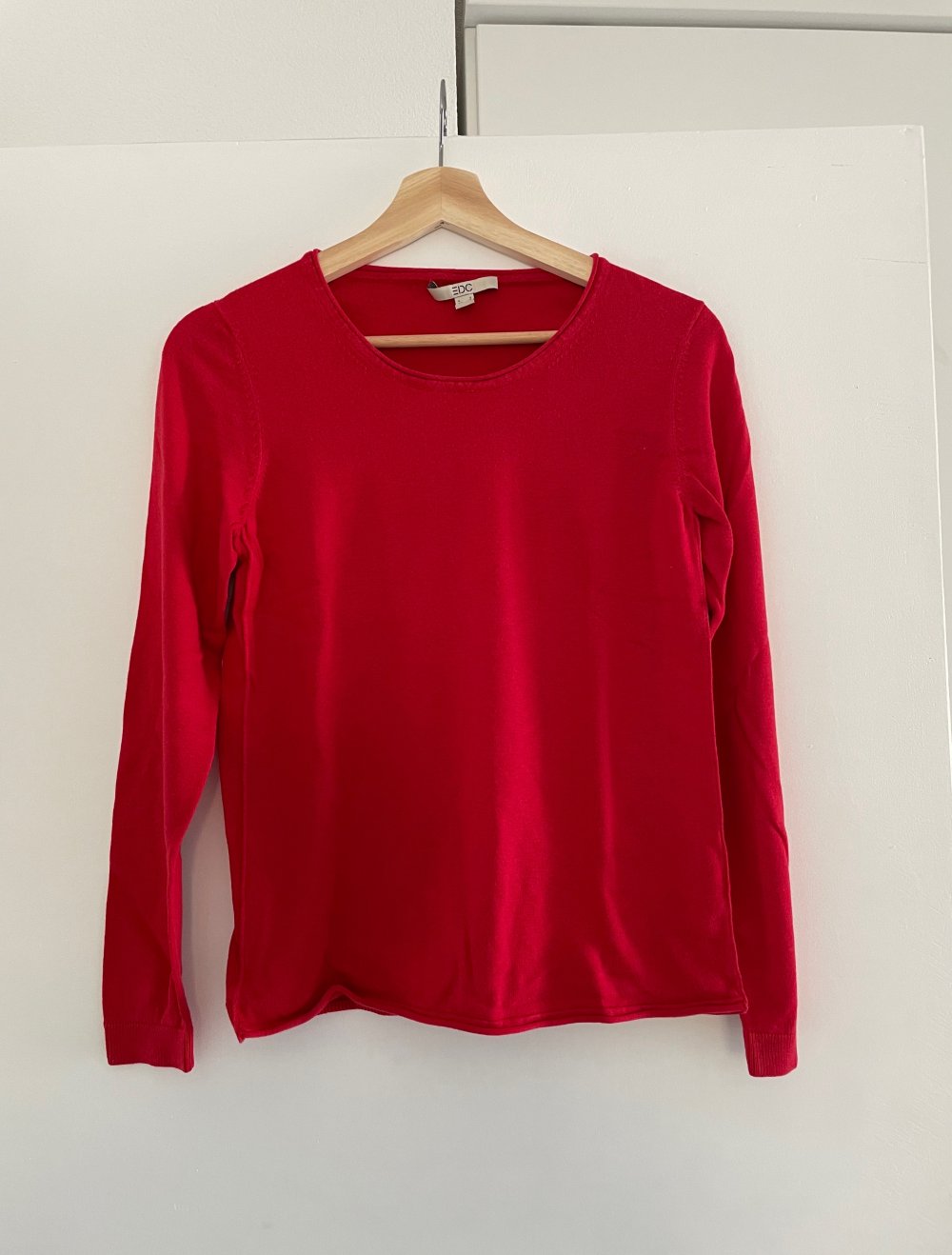 roter Pullover