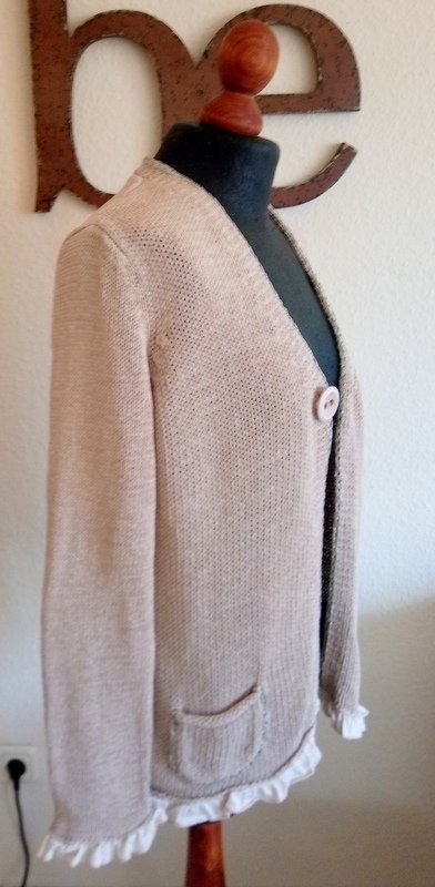 Peter Hahn Strickjacke Beigef. Goldborte Rüschen Gr. 38