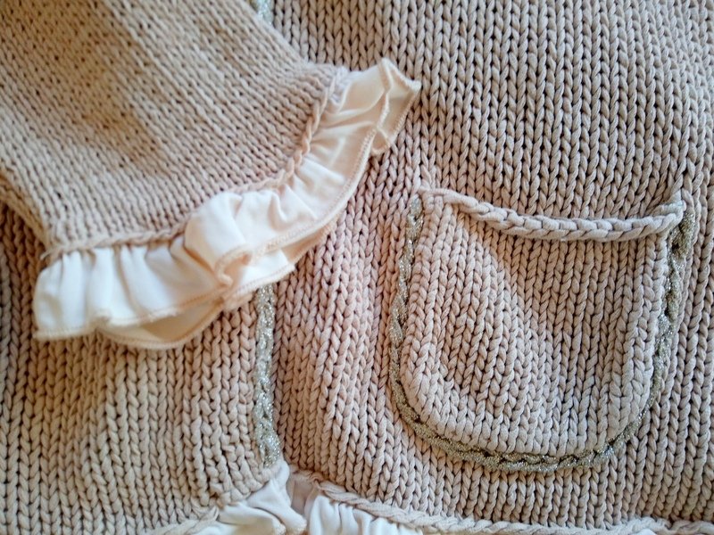 Peter Hahn Strickjacke Beigef. Goldborte Rüschen Gr. 38