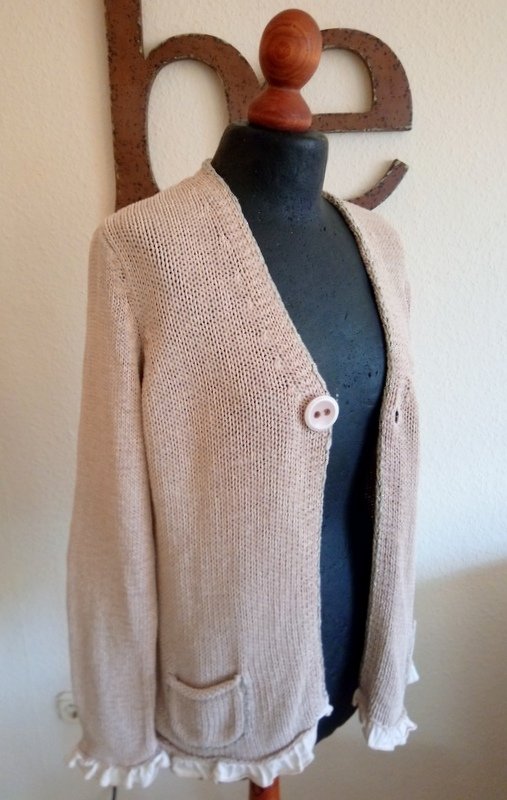 Peter Hahn Strickjacke Beigef. Goldborte Rüschen Gr. 38