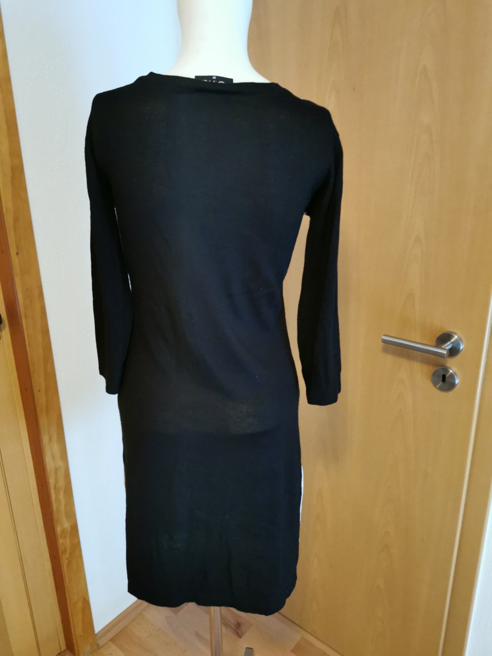 schwarz- weiß gemustertes Damen- Strick-Kleid, von „Gina“, Gr. 38