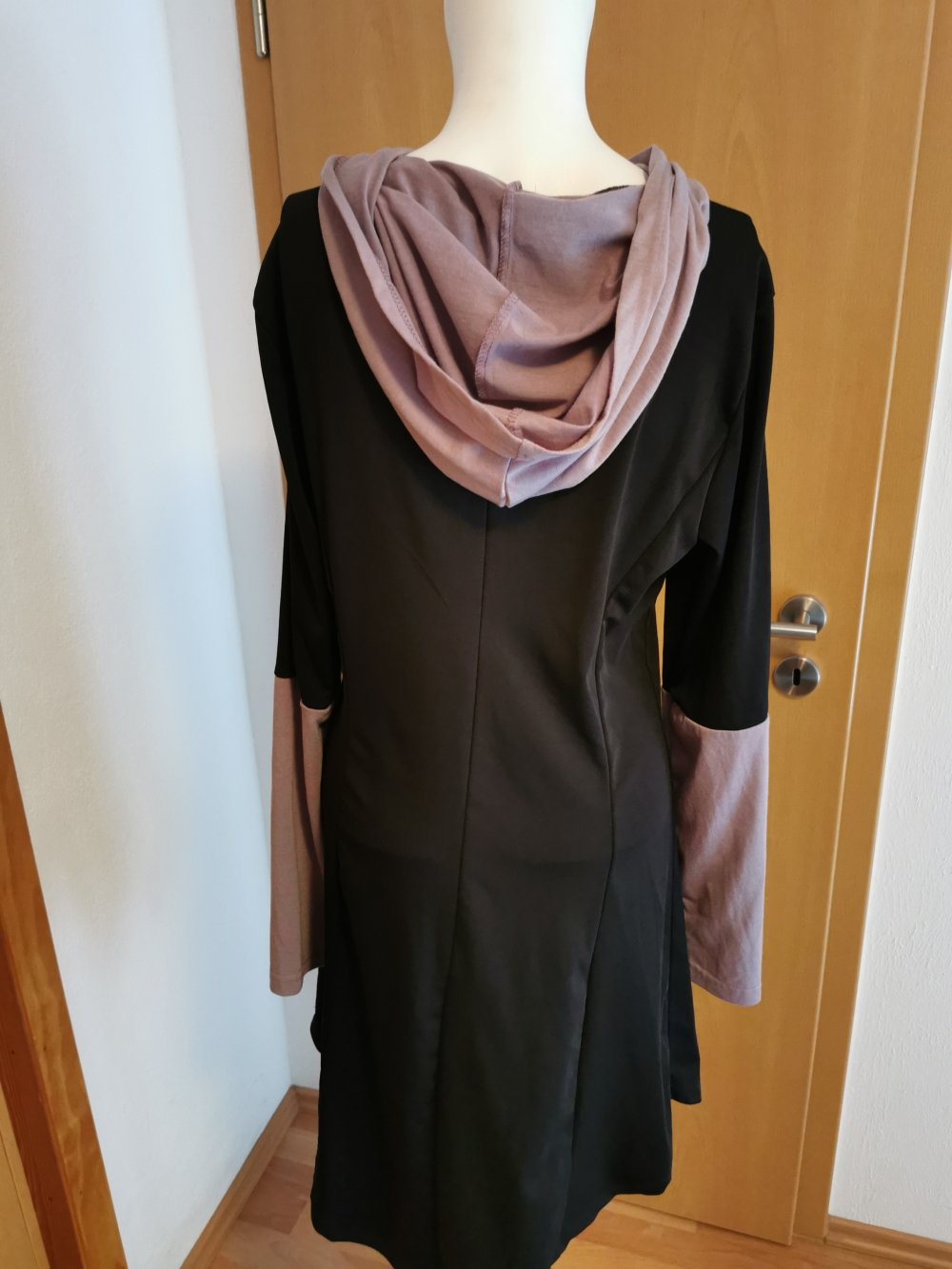 schwarz- flieder farbiges Damen- Kleid, von „Misslock“, Gr. M