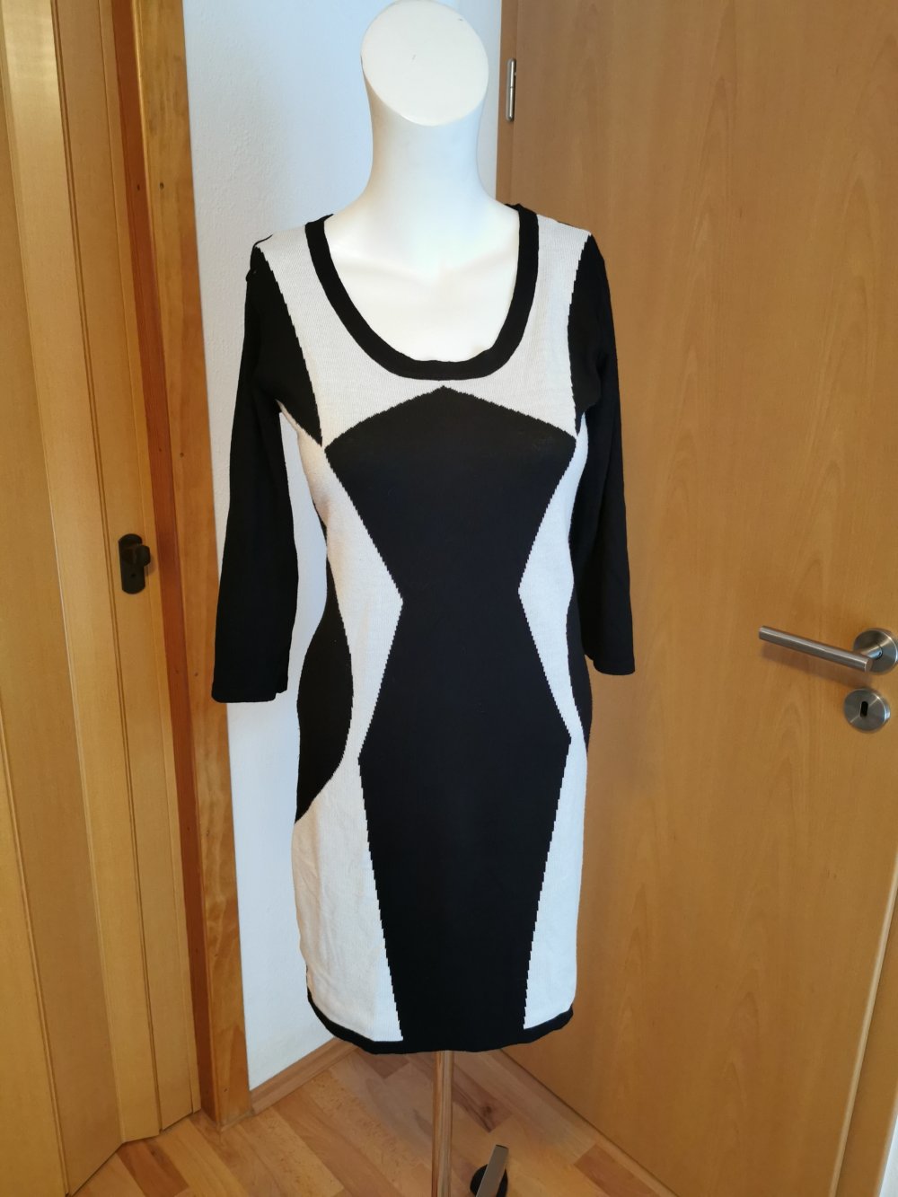  schwarz- weiß gemustertes Damen- Strick-Kleid, von „Gina“, Gr. 38