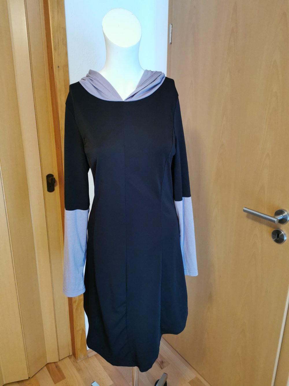 schwarz- flieder farbiges Damen- Kleid, von „Misslock“, Gr. M