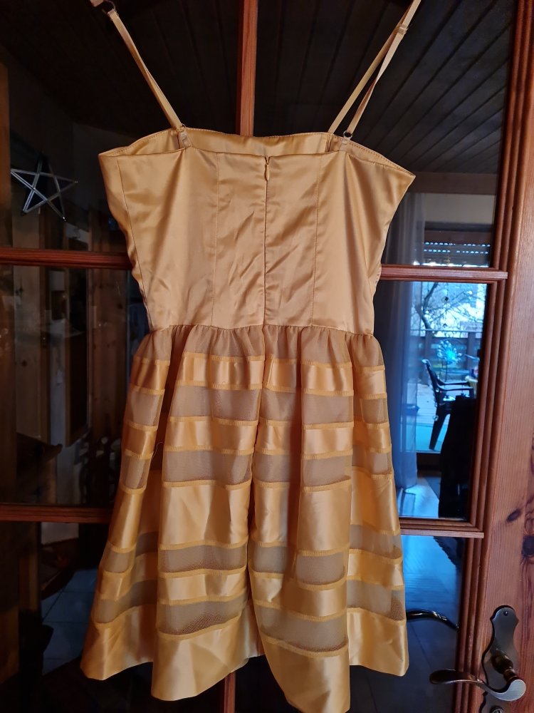 Kleid mit Satin und Tüll