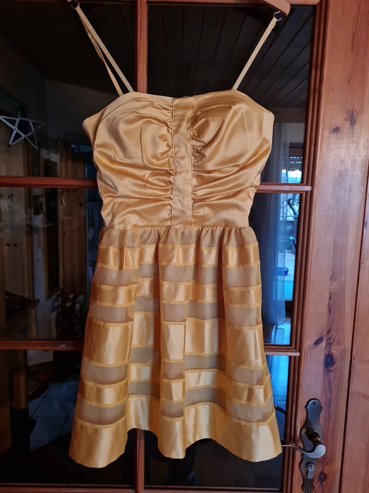 Kleid mit Satin und Tüll