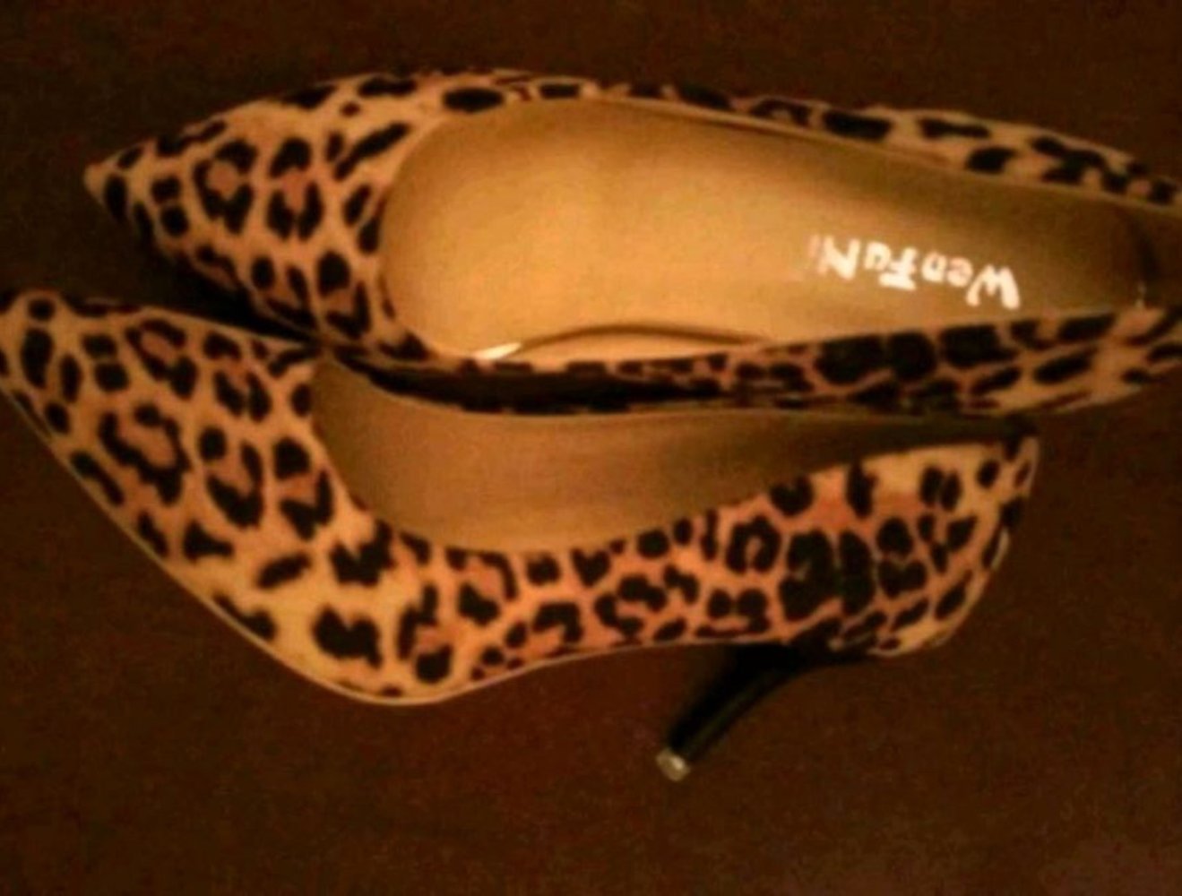 NUR FÜR DIE Damenwelt DAMEN PUMPS in Leopard Print entspricht eher Gr 39 sind vorne sehr schmal die jenige sollte eine sehr schmalen Fuß haben 
alle Schuhe sind hier ungetragene da FEHLKAUF oder passen nicht