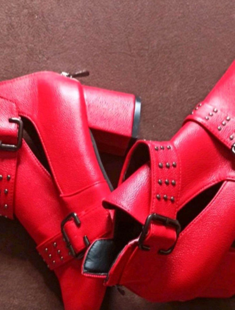 NUR FÜR DIE DAMENWELT auch diese Stiefelletten sind vorne sehr schmal daher eher Gr 39 

Versand Verpackung 6€