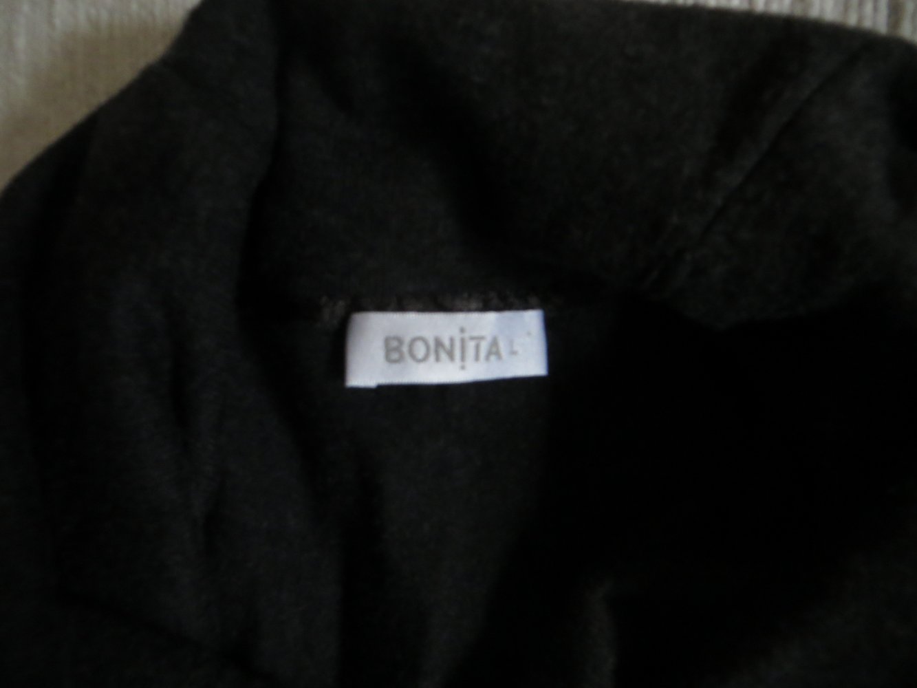 schwarzer, taillierter Wasserfallkragen-Pullover v. Bonita, Gr L, Schulterweite 40 cm, Länge 61 cm   