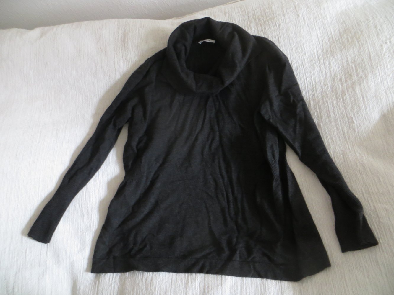 schwarzer, taillierter Wasserfallkragen-Pullover v. Bonita, Gr L, Schulterweite 40 cm, Länge 61 cm   