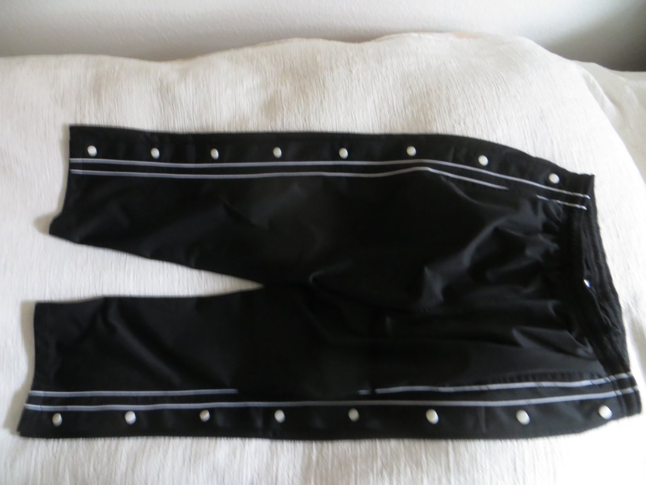 Mc Orvis: schwarze Jogginghose Gr.XL 48  mit weißen Streifen und Knopfleisten beide Beine   