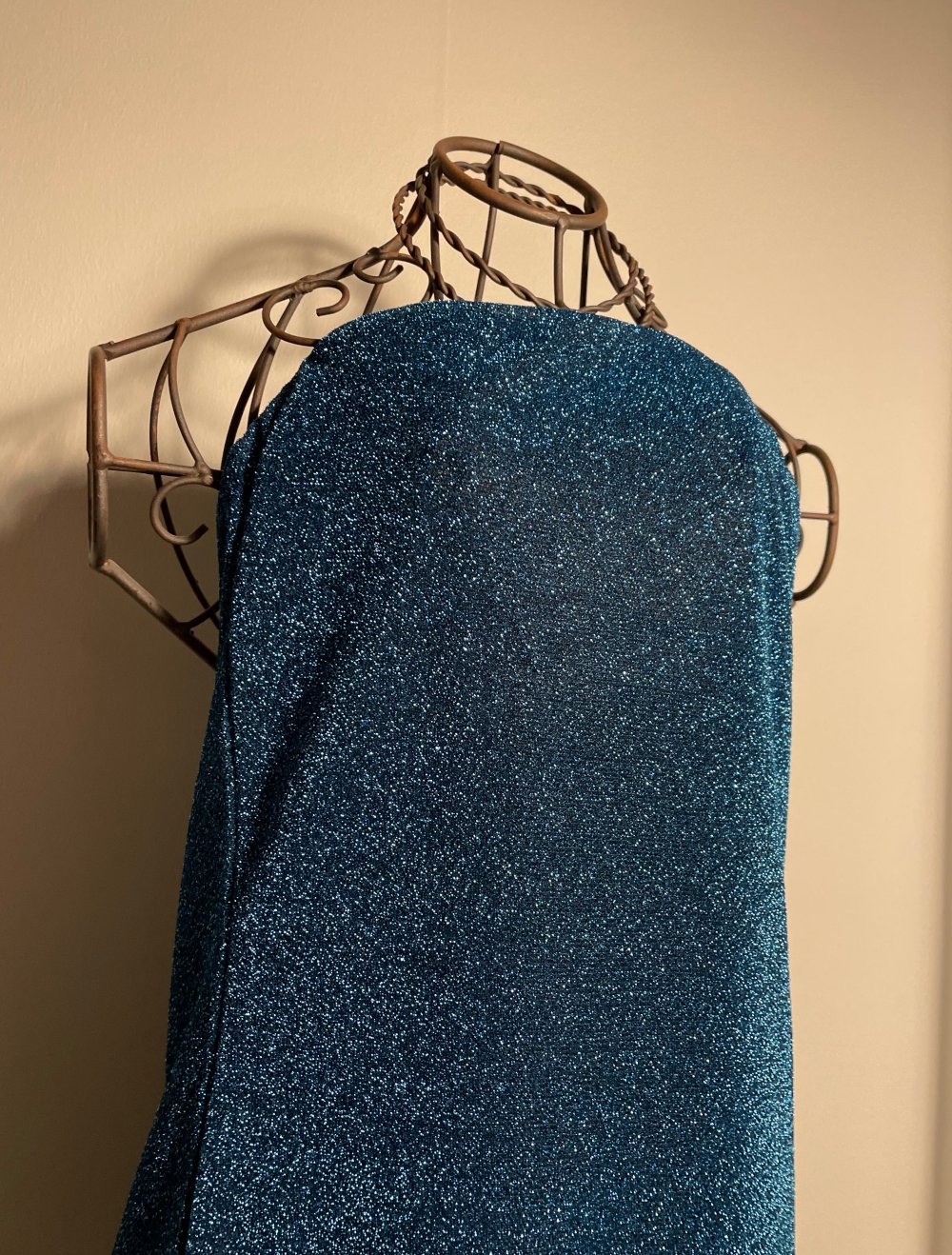 Schulterfreies Blaues Glitzer Kleid