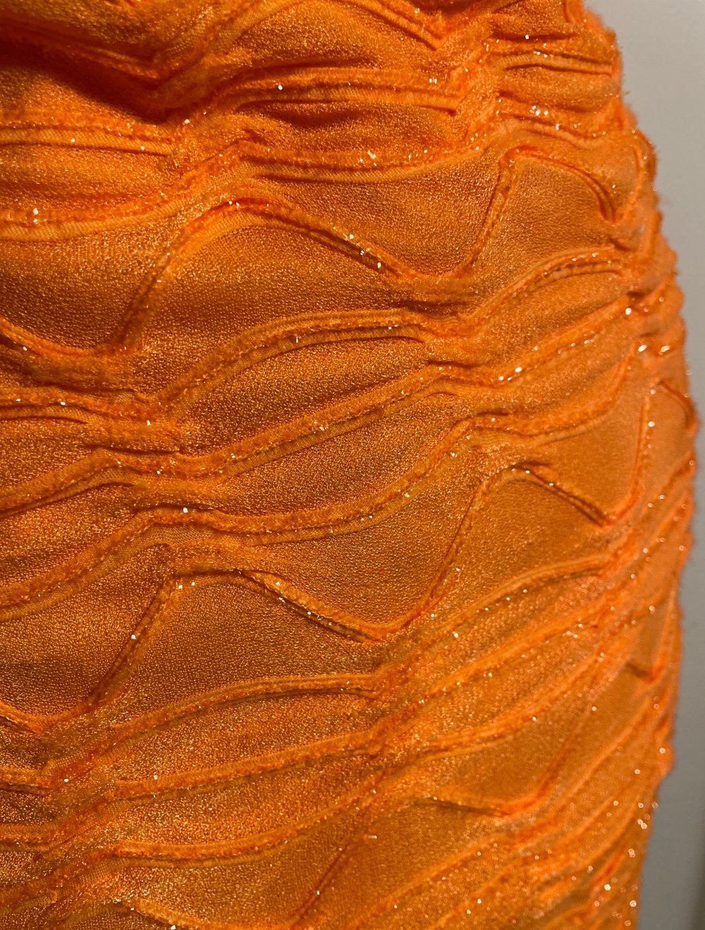 Schulterfreies Orangenes Kleid mit Glitzerdetails