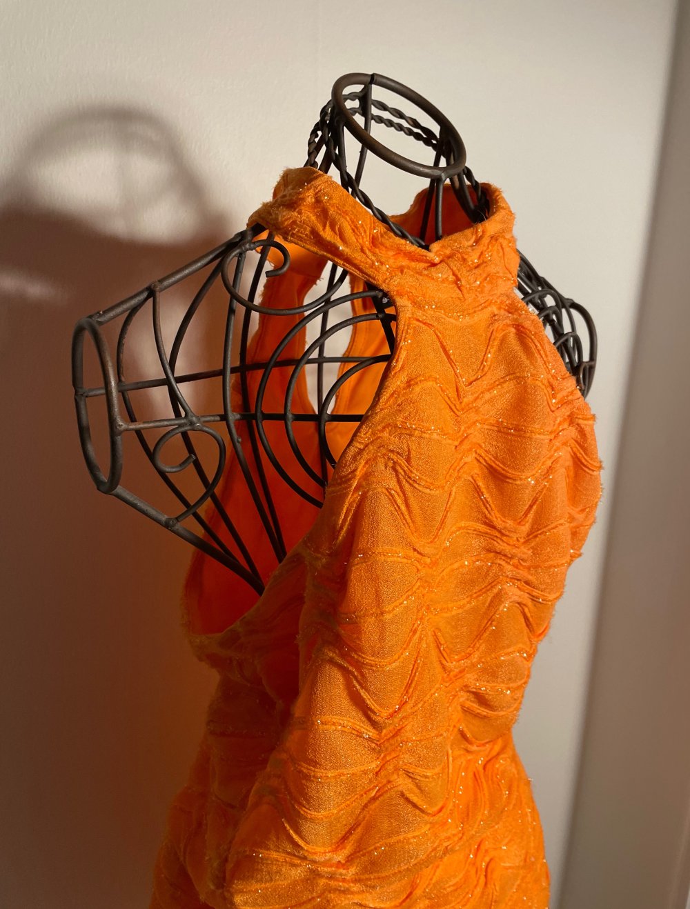 Schulterfreies Orangenes Kleid mit Glitzerdetails