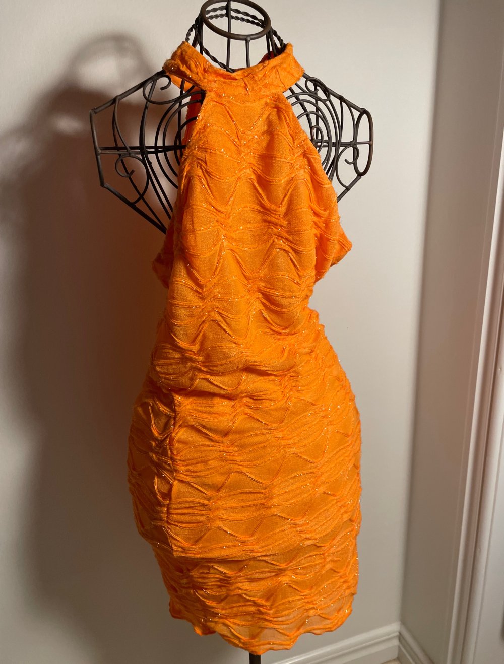 Schulterfreies Orangenes Kleid mit Glitzerdetails