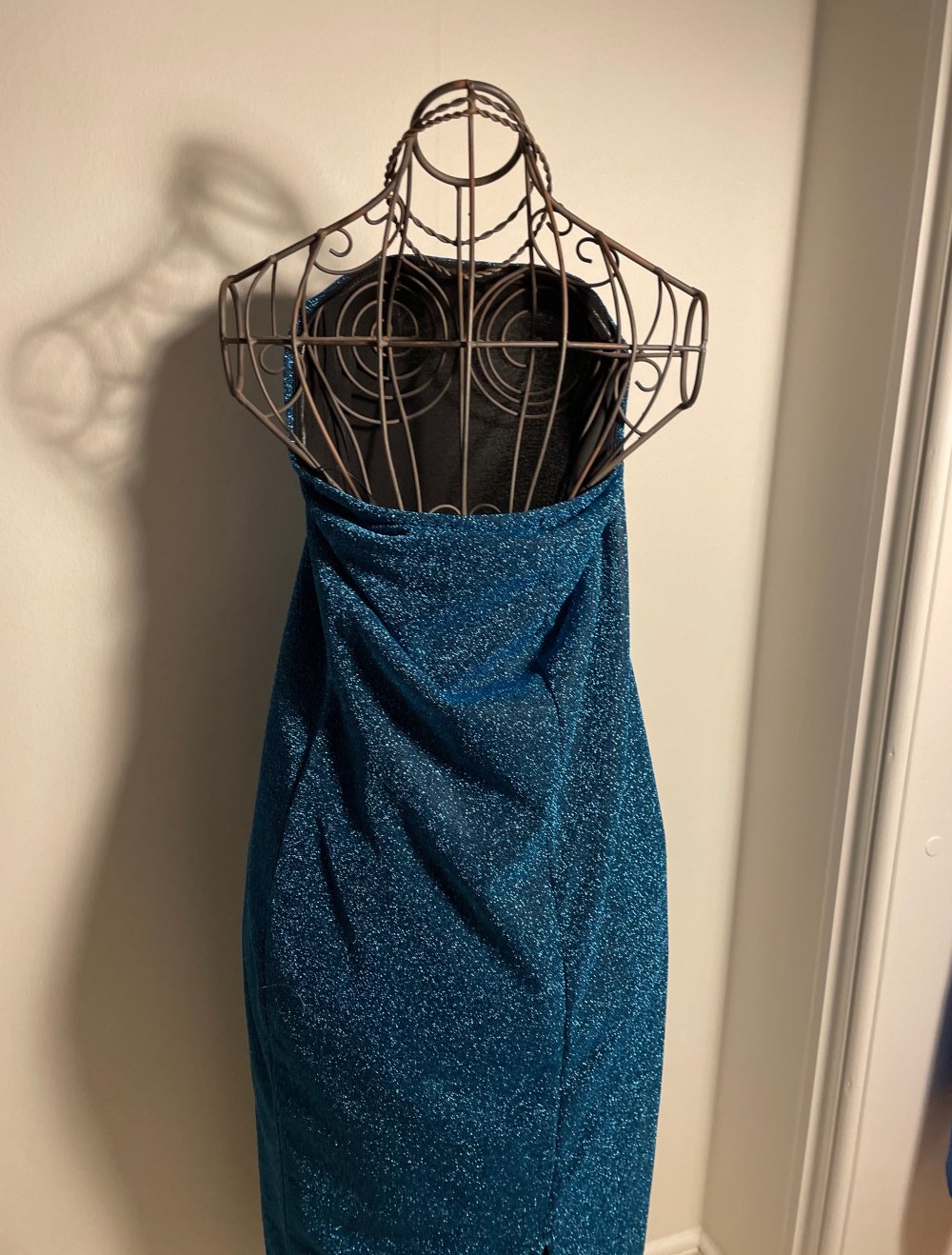 Schulterfreies Blaues Glitzer Kleid