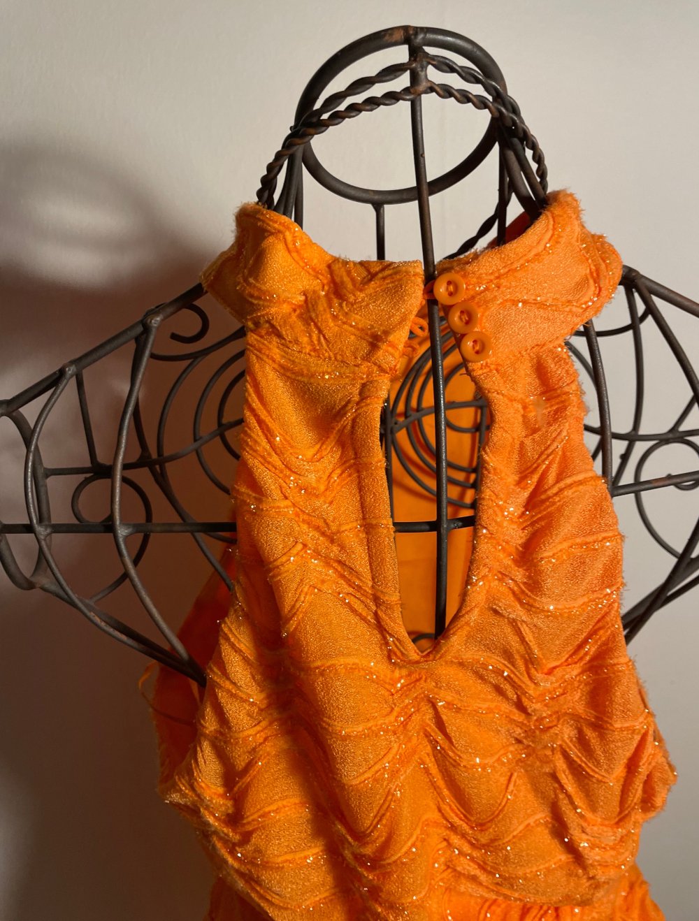 Schulterfreies Orangenes Kleid mit Glitzerdetails