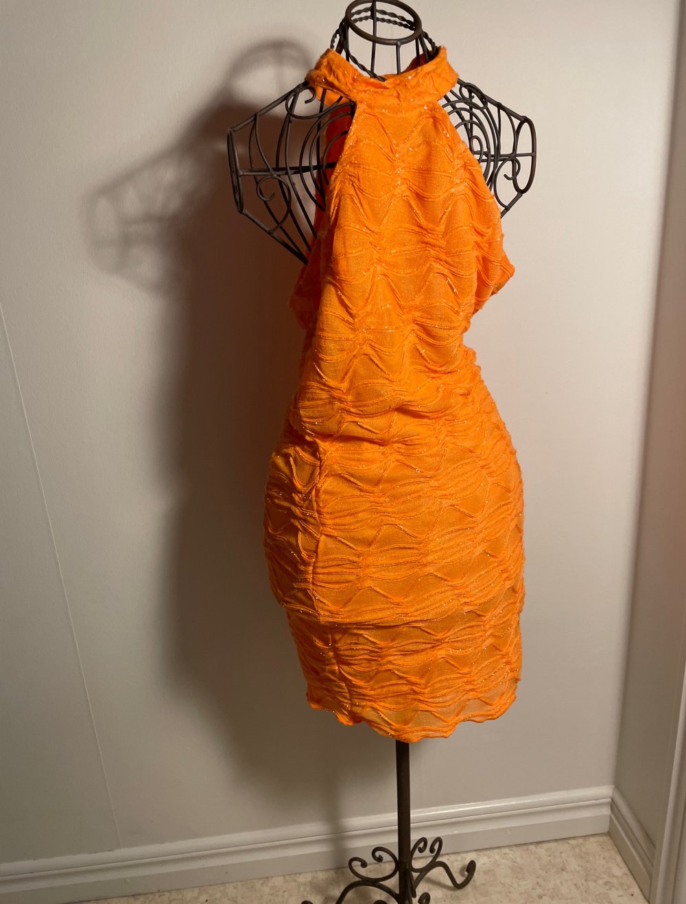 Schulterfreies Orangenes Kleid mit Glitzerdetails