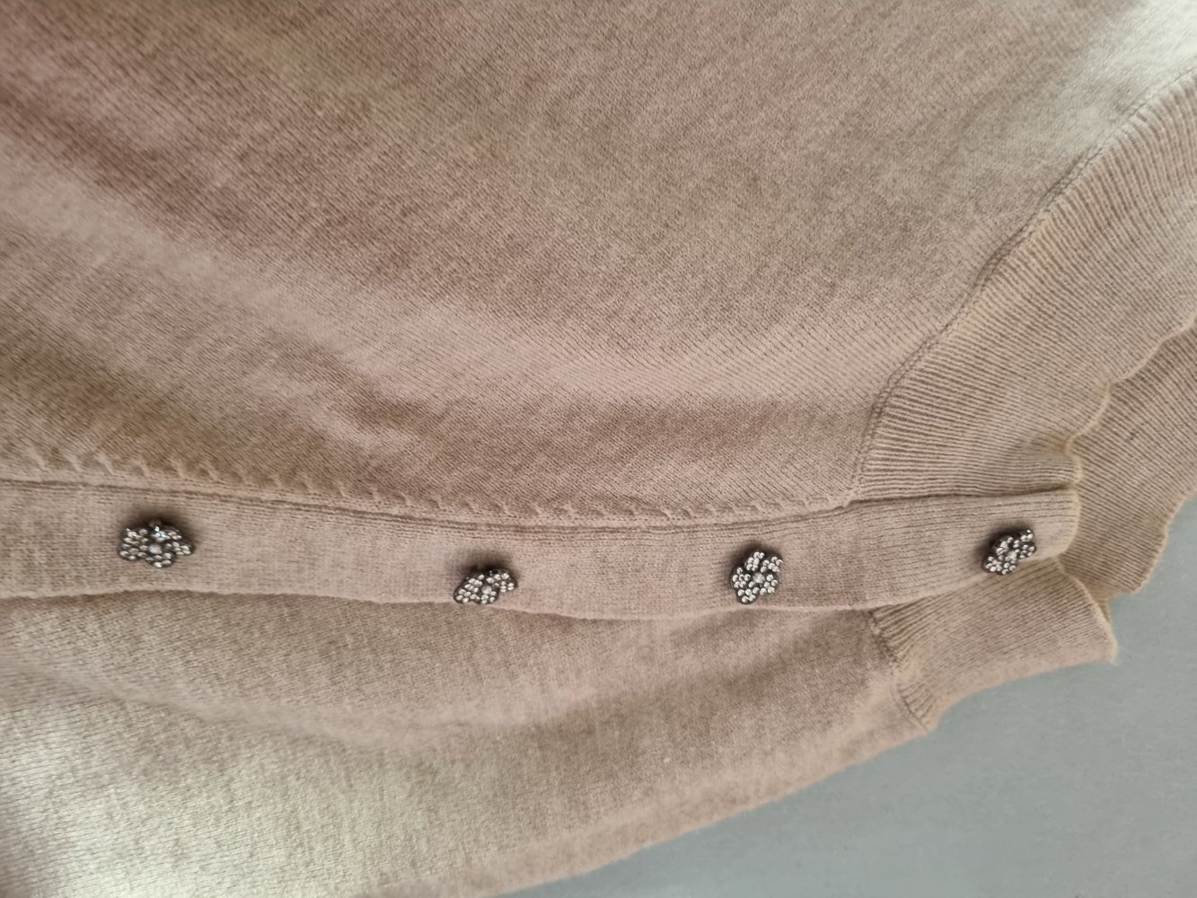 Pullover mit Strassknöpfen