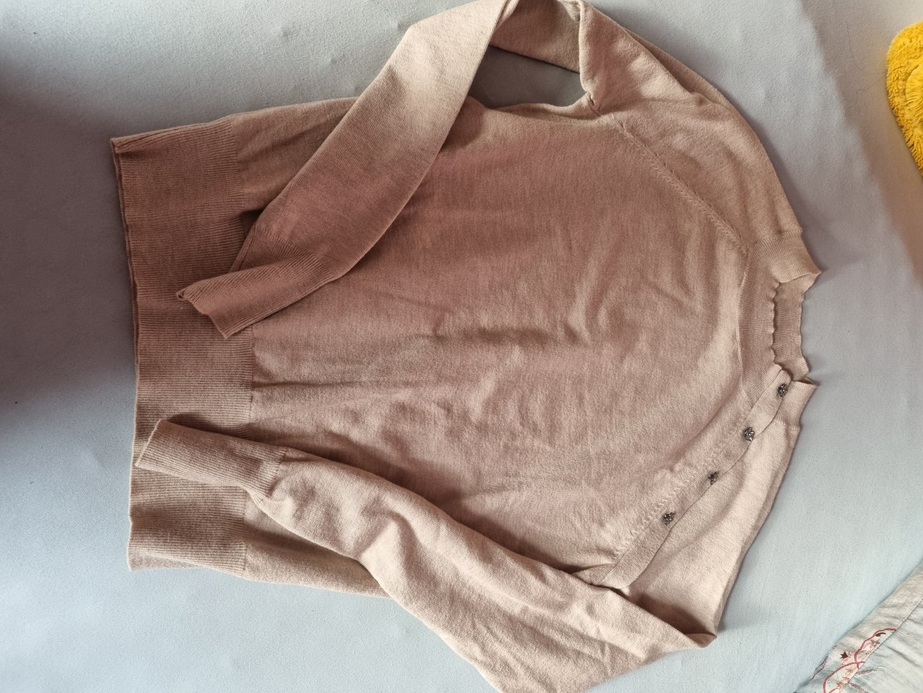 Pullover mit Strassknöpfen