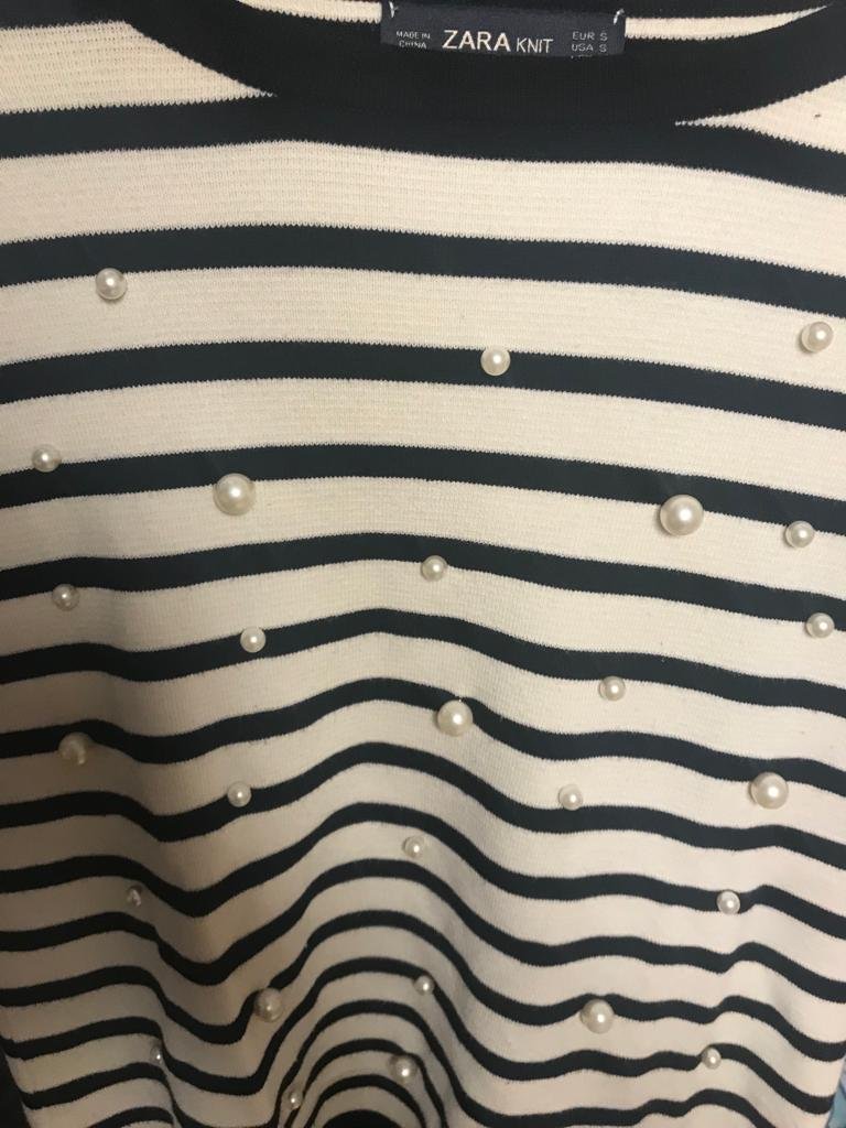 Schwarz weißes Strickshirt mit Perlen 