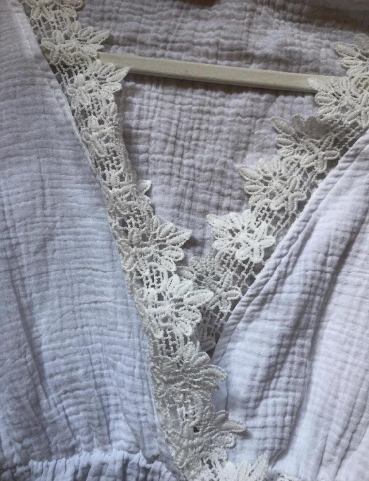 Weiße Bluse mit Spitzendetails