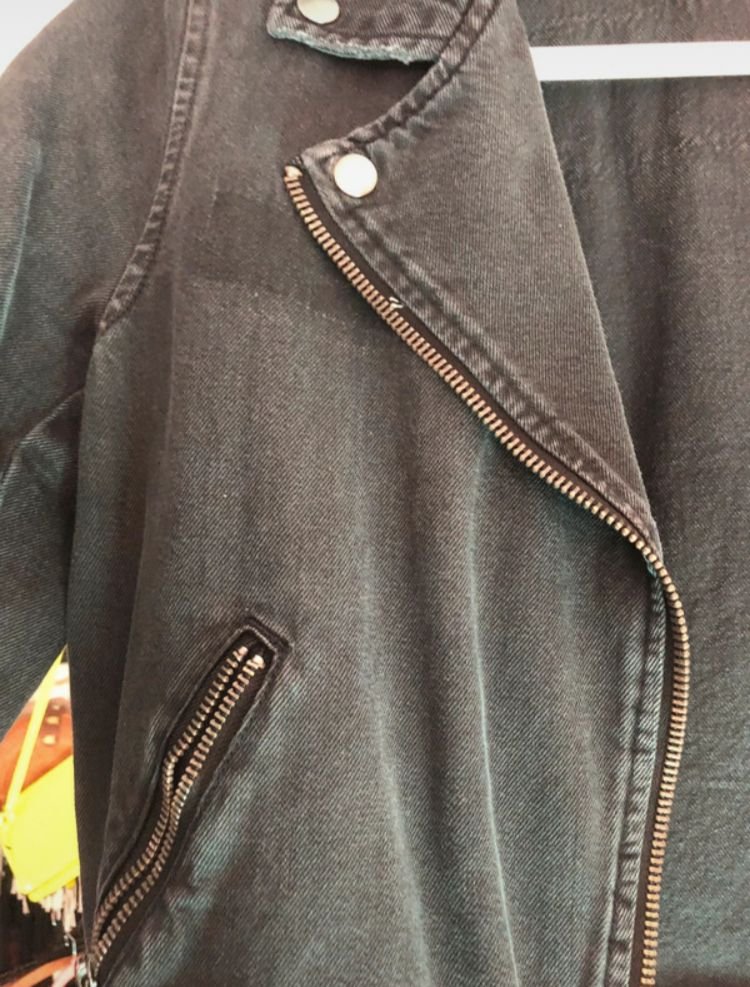 kurze Jeansjacke mit Gürtel