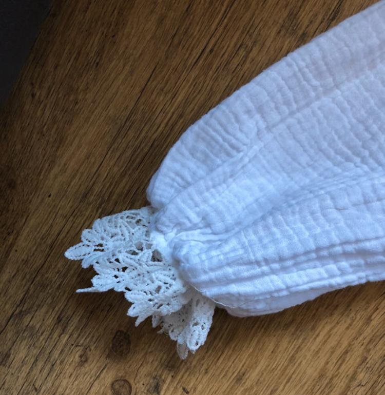 Weiße Bluse mit Spitzendetails