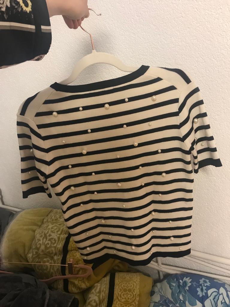 Schwarz weißes Strickshirt mit Perlen 
