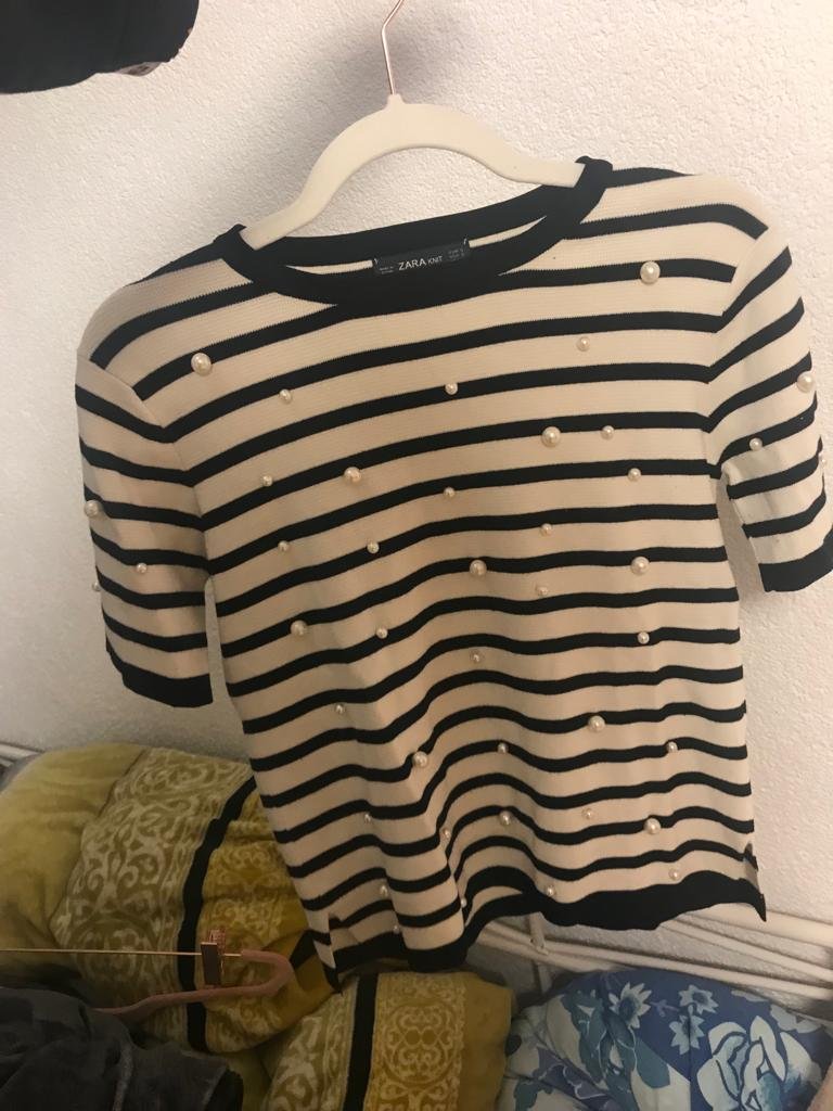 Schwarz weißes Strickshirt mit Perlen 