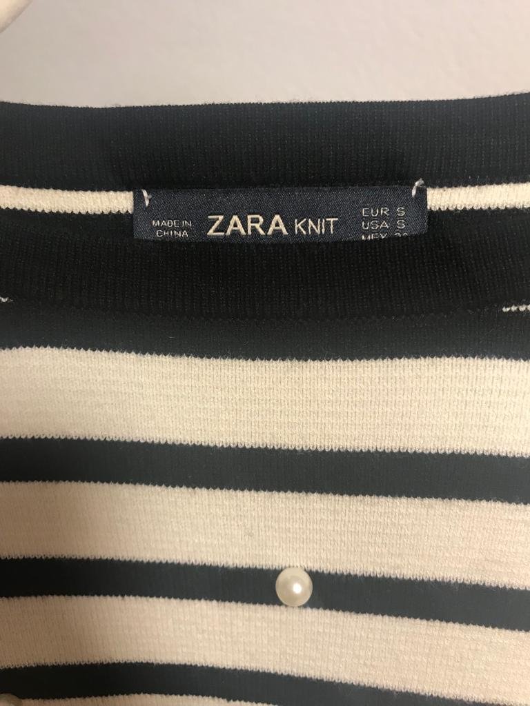 Schwarz weißes Strickshirt mit Perlen 