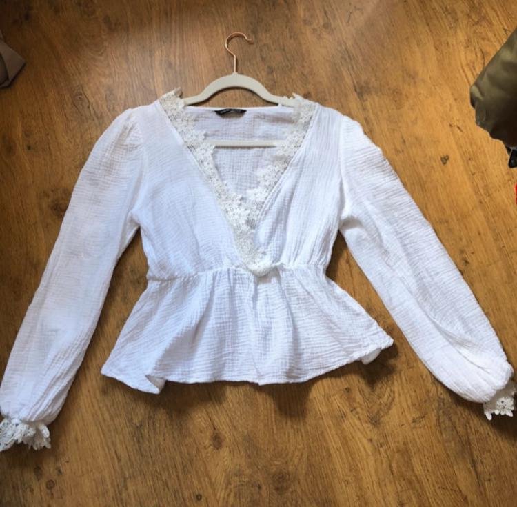 Weiße Bluse mit Spitzendetails