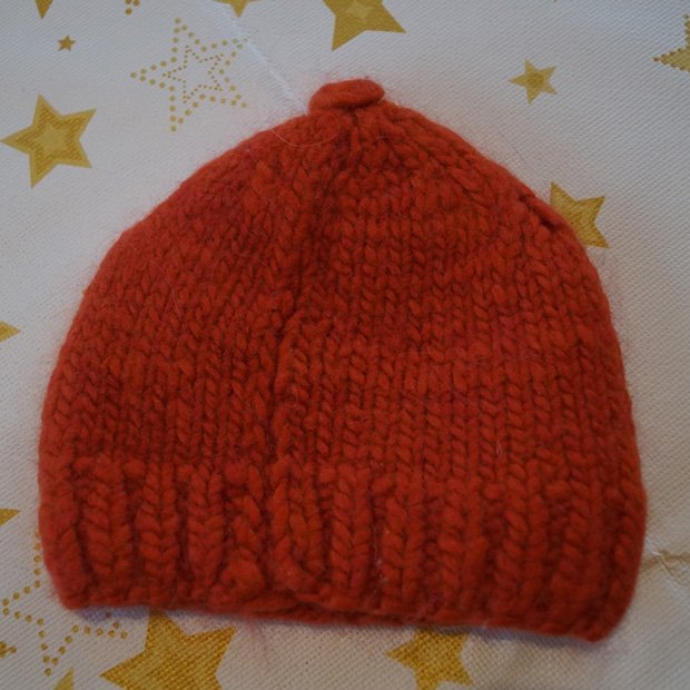 handgestricktes Erstlingsmützchen aus Alpaka Wolle Mütze für das Neugeborene