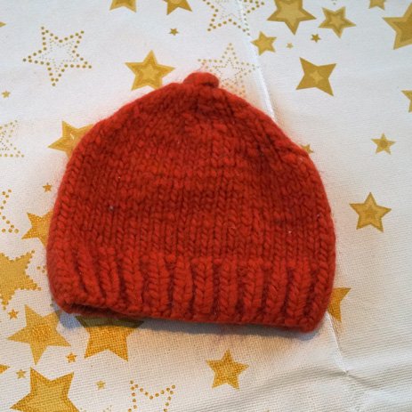 handgestricktes Erstlingsmützchen aus Alpaka Wolle Mütze für das Neugeborene