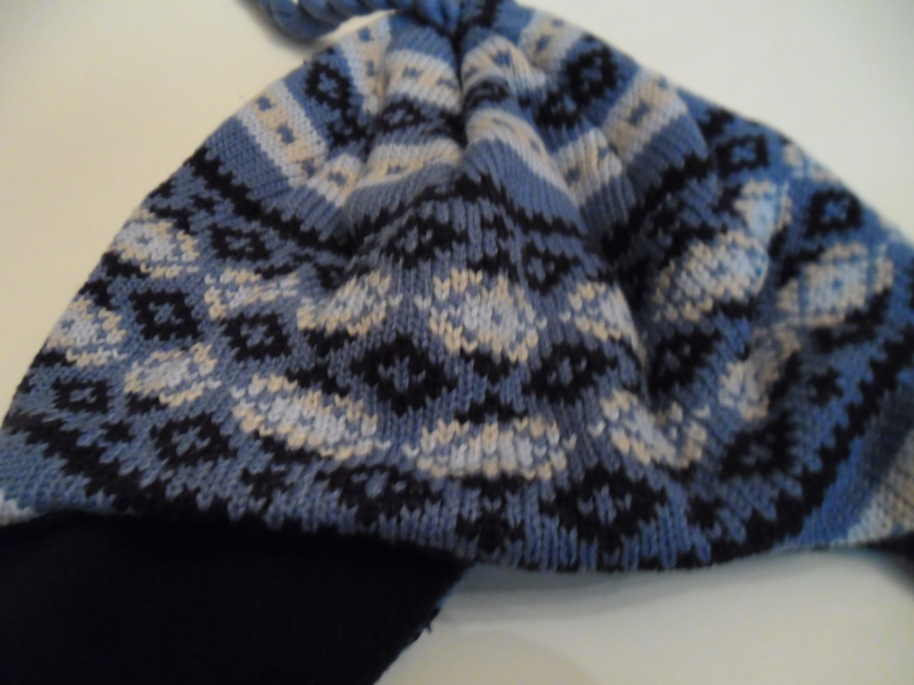 Kindermütze Mütze mit Strickmuster Ohrenklappen und Zopf Größe 51 blau von bobo