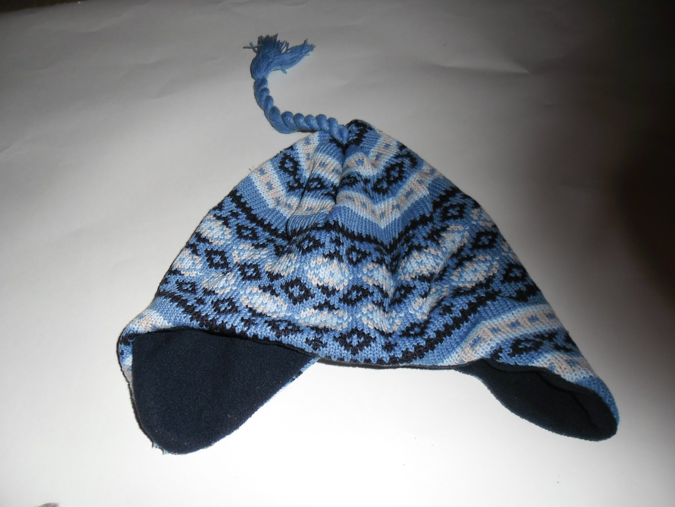 Kindermütze Mütze mit Strickmuster Ohrenklappen und Zopf Größe 51 blau von bobo