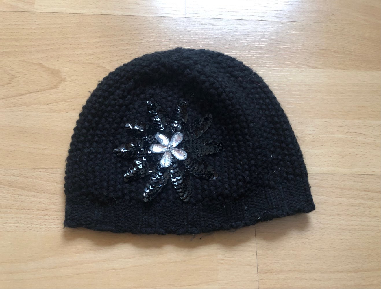 Strickmütze mit Paillettendetail