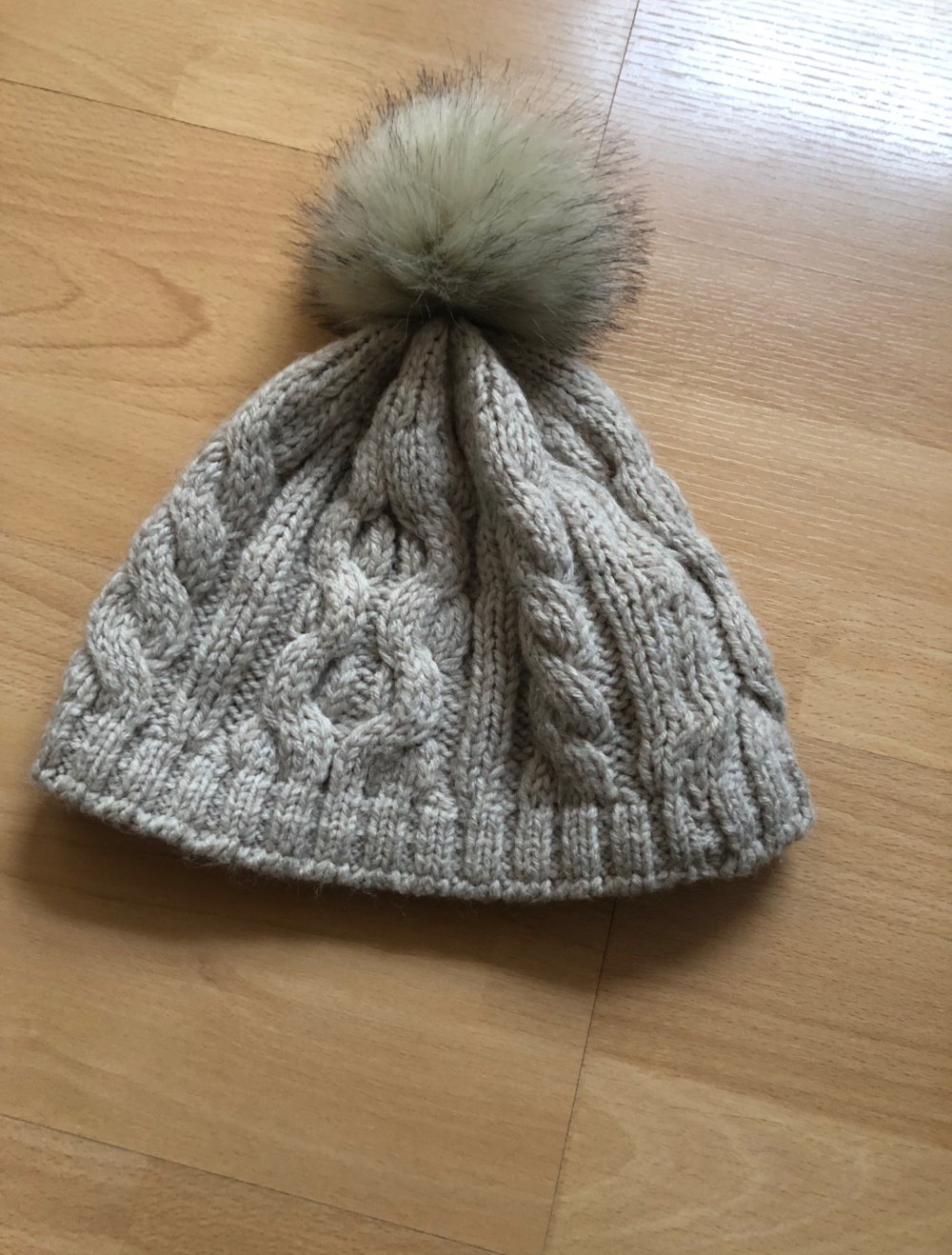 Beigefarbene Strickmütze