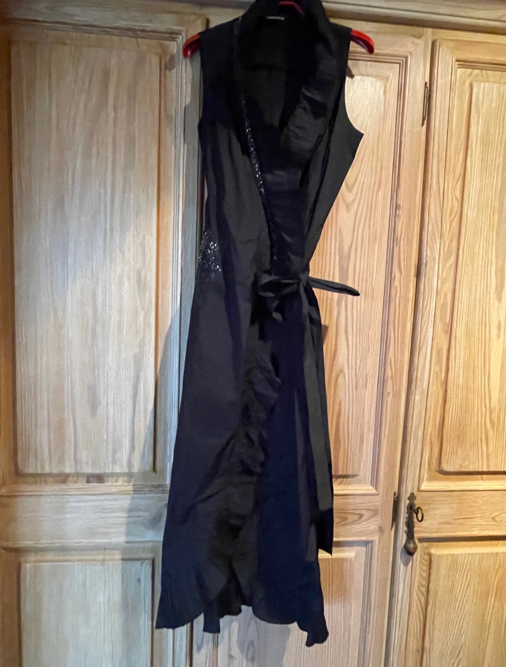 Schwarzes Abendkleid in Wickeloptik