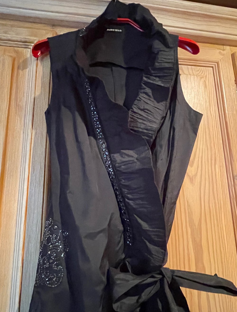 Schwarzes Abendkleid in Wickeloptik