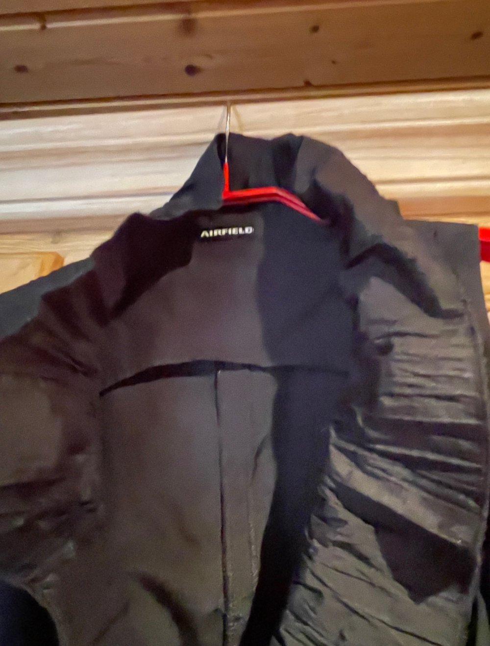 Schwarzes Abendkleid in Wickeloptik