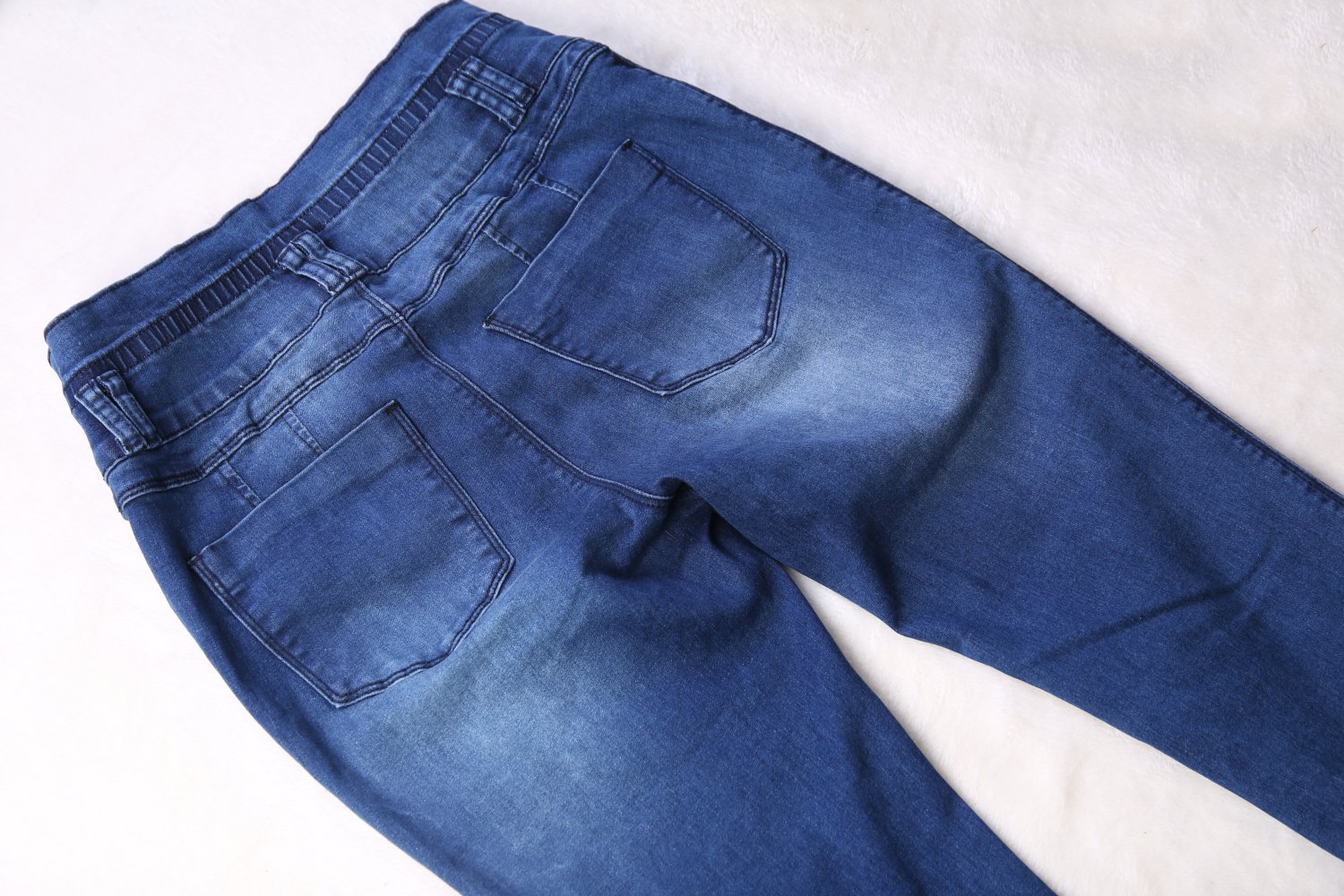 neue Damen-Röhrenjeans