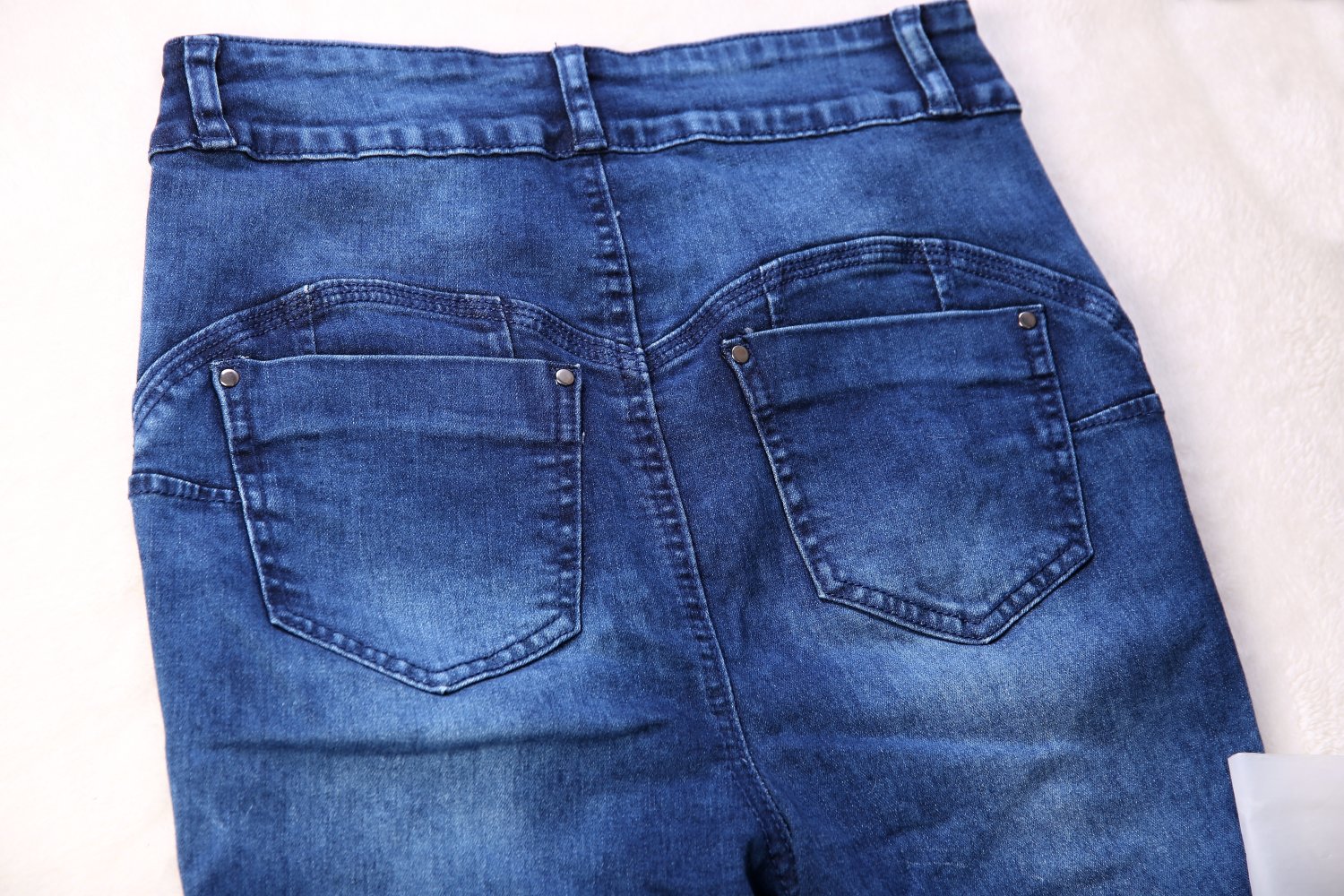 neue modische Jeanshose