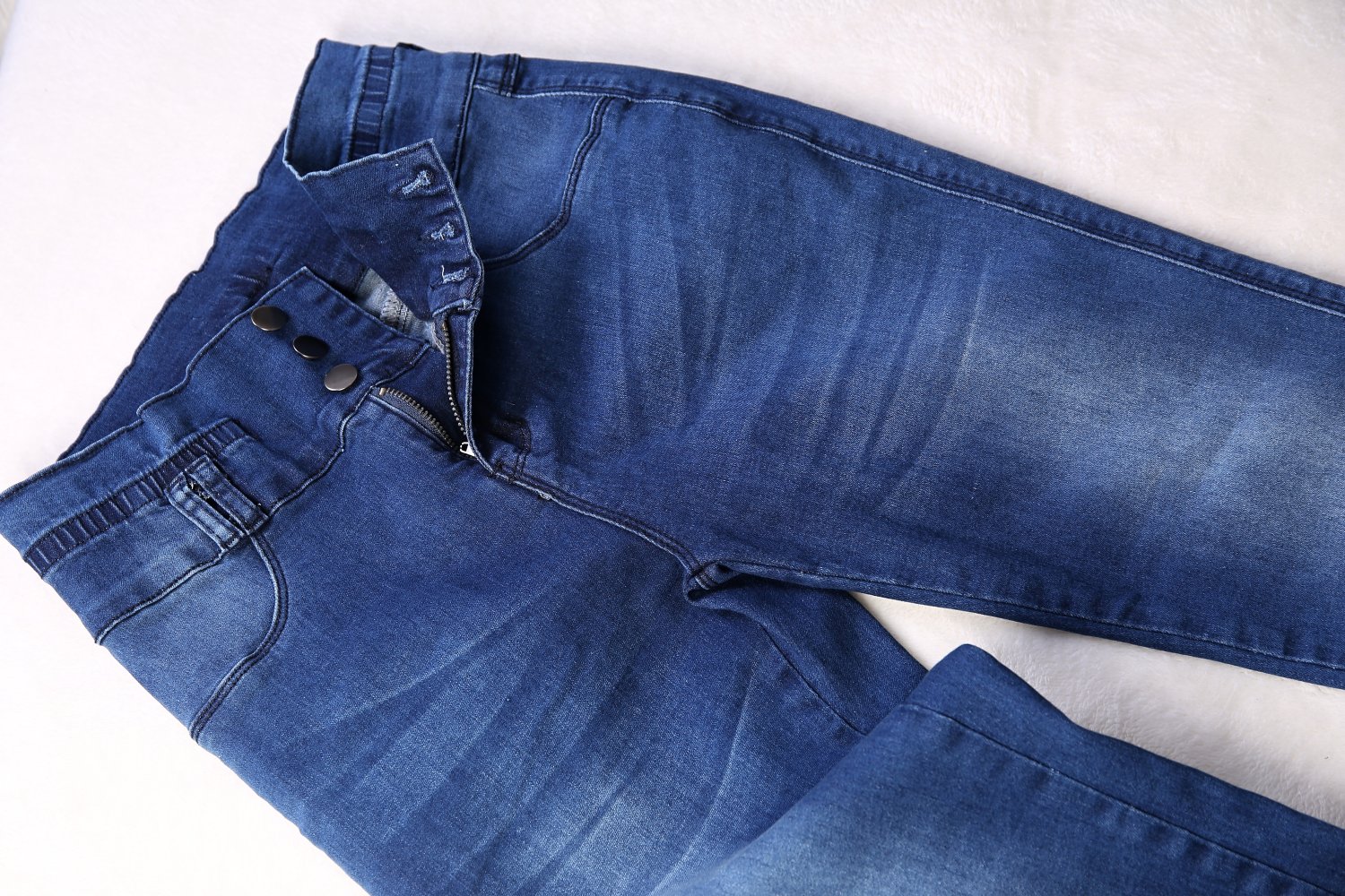 neue Damen-Röhrenjeans