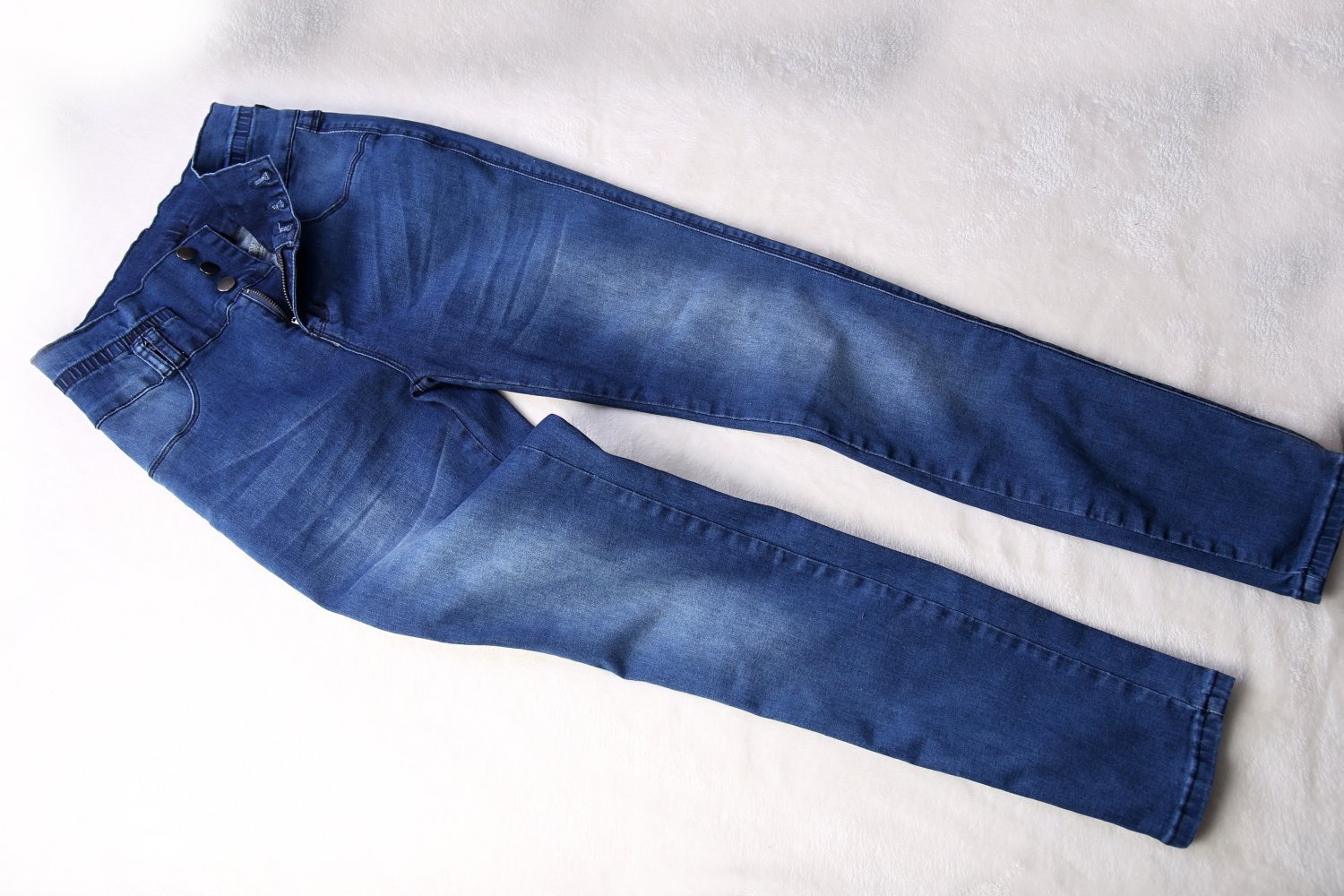 neue Damen-Röhrenjeans