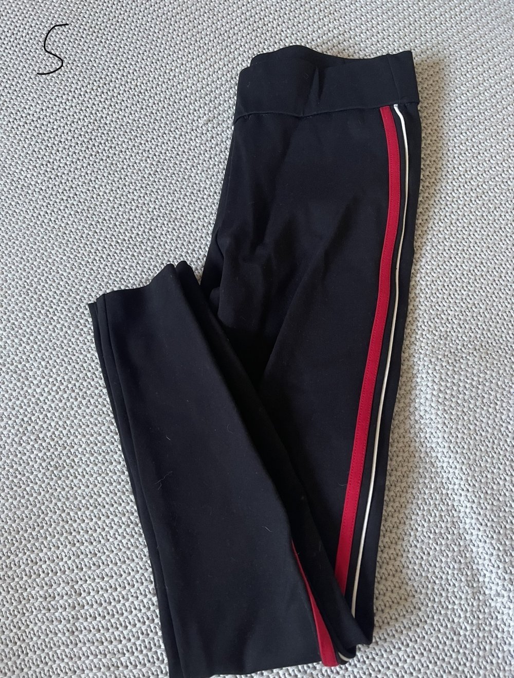 rot schwarze Hose