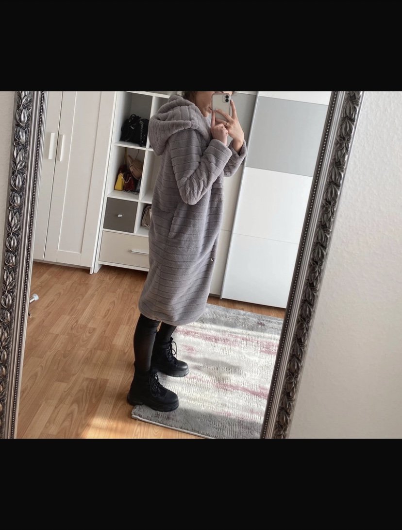 Flauschiger Grauer Mantel