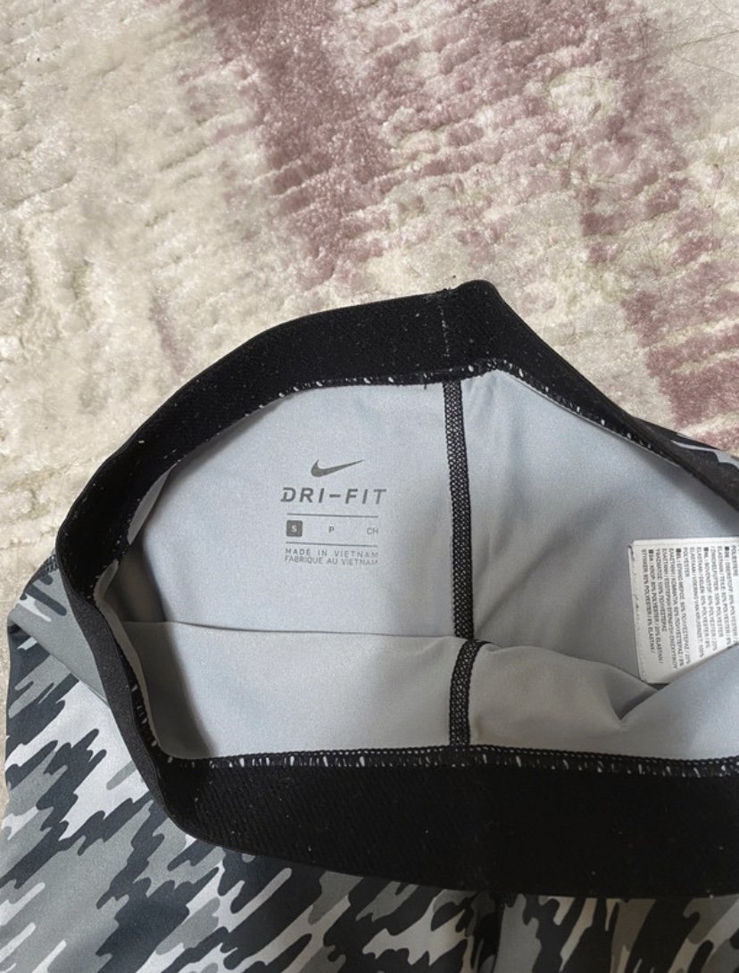 Schwarz-Weiße Nike Sporthose