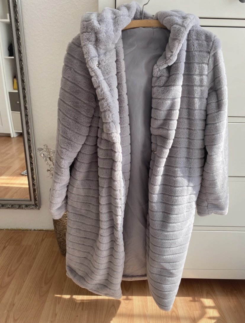 Flauschiger Grauer Mantel